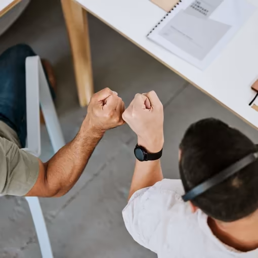 Fist Bump nach der erfolgreichen Durchführung einer KI-Webinar-Reihe.